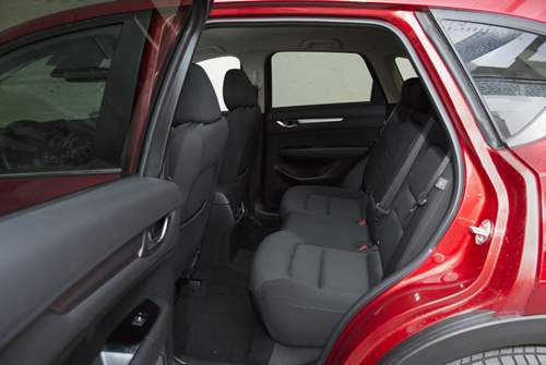 Der CX-5 bietet ungefähr so viel Platz wie ein Mazda6 - obwohl er deutlich kürzer ist
