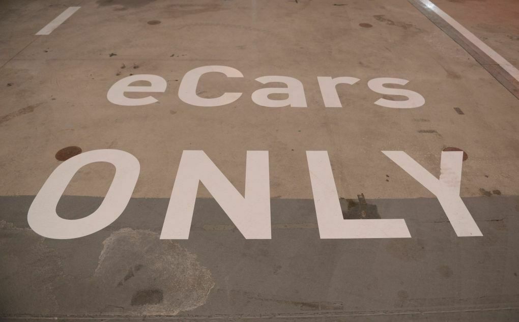 Dieser Parkplatz an der Hannover Messe ist nur für E-Autos. Ein erster Schritt. Doch in Zukunft könnten E-Autos generell von Parkgebühren befreit werden