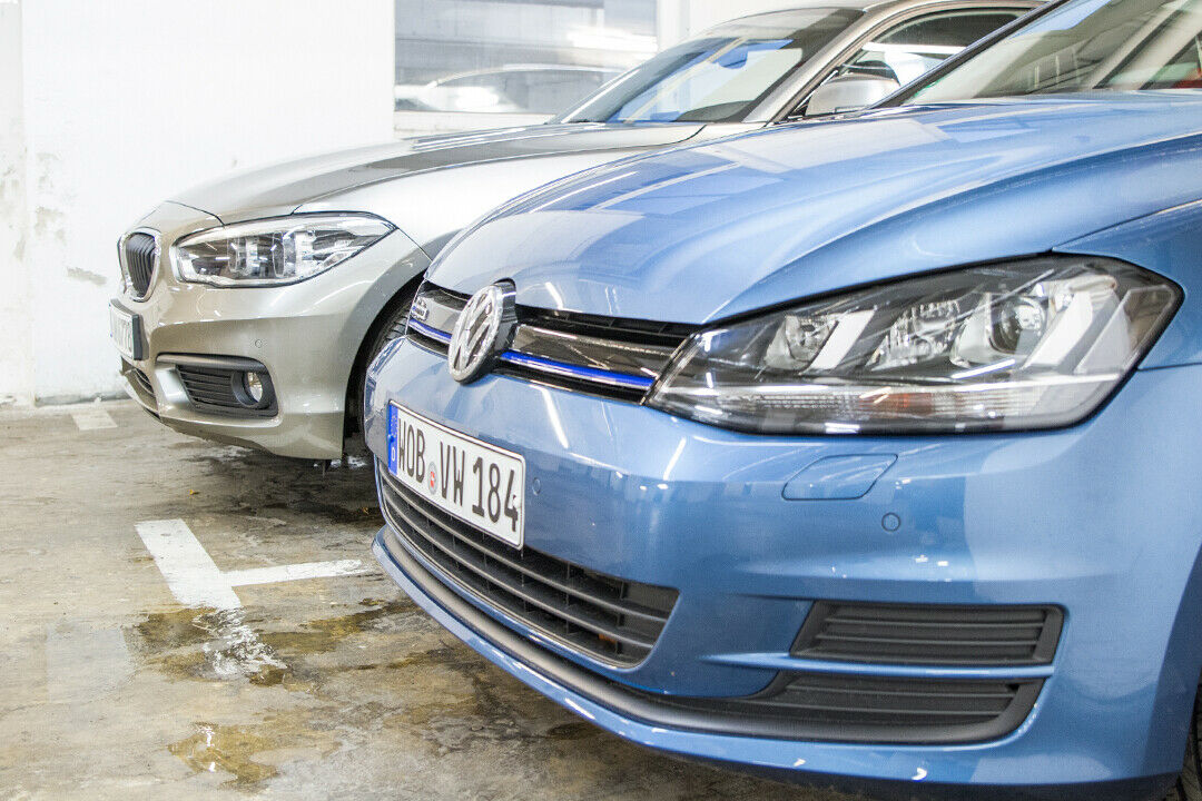 Im Golf Blue Motion gibt es Xenon gegen Aufpreis, aber keine LED-Lichter. Bei BMW ist es andersherum