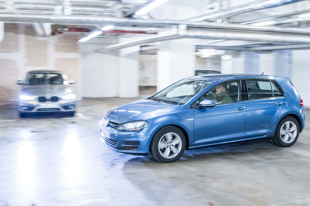 Ein nackter Dreizylinder-Golf kostet 2.575 Euro weniger als der Basis 1er. Bei BMW sind dafür Sonderausstattungen günstiger