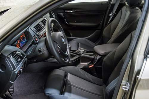 Im BMW: Tiefere Sitzposition auf Sportsitzen (490 Euro Aufpreis), aber ein engerer Innenraum