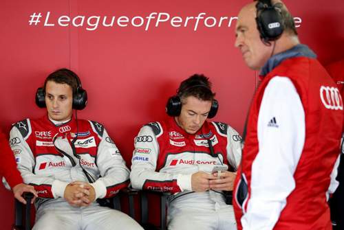Führte Audi jahrelang zum Erfolg: Dr. Wolfgang Ullrich (rechts, Audi-Motorsportchef). Sitzend die aktuellen Fahrer Oliver Jarvis (links) und André Lotterer
