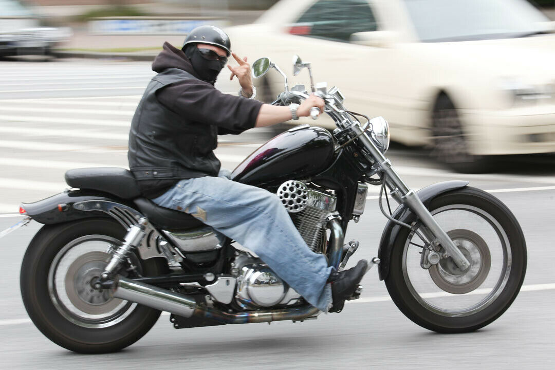 In Turnschuhen auf dem Motorrad: Verletzt sich der junge Mann, muss er nicht mit Nachteilen rechnen