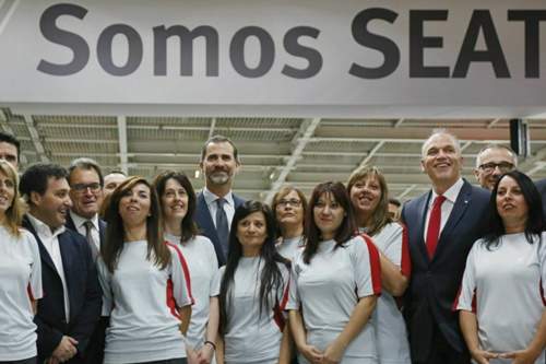 Spaniens König Felipe VI (l.) und Seat-Chef Jürgen Stackmann bei einem Werksbesuch des Monarchen 2014