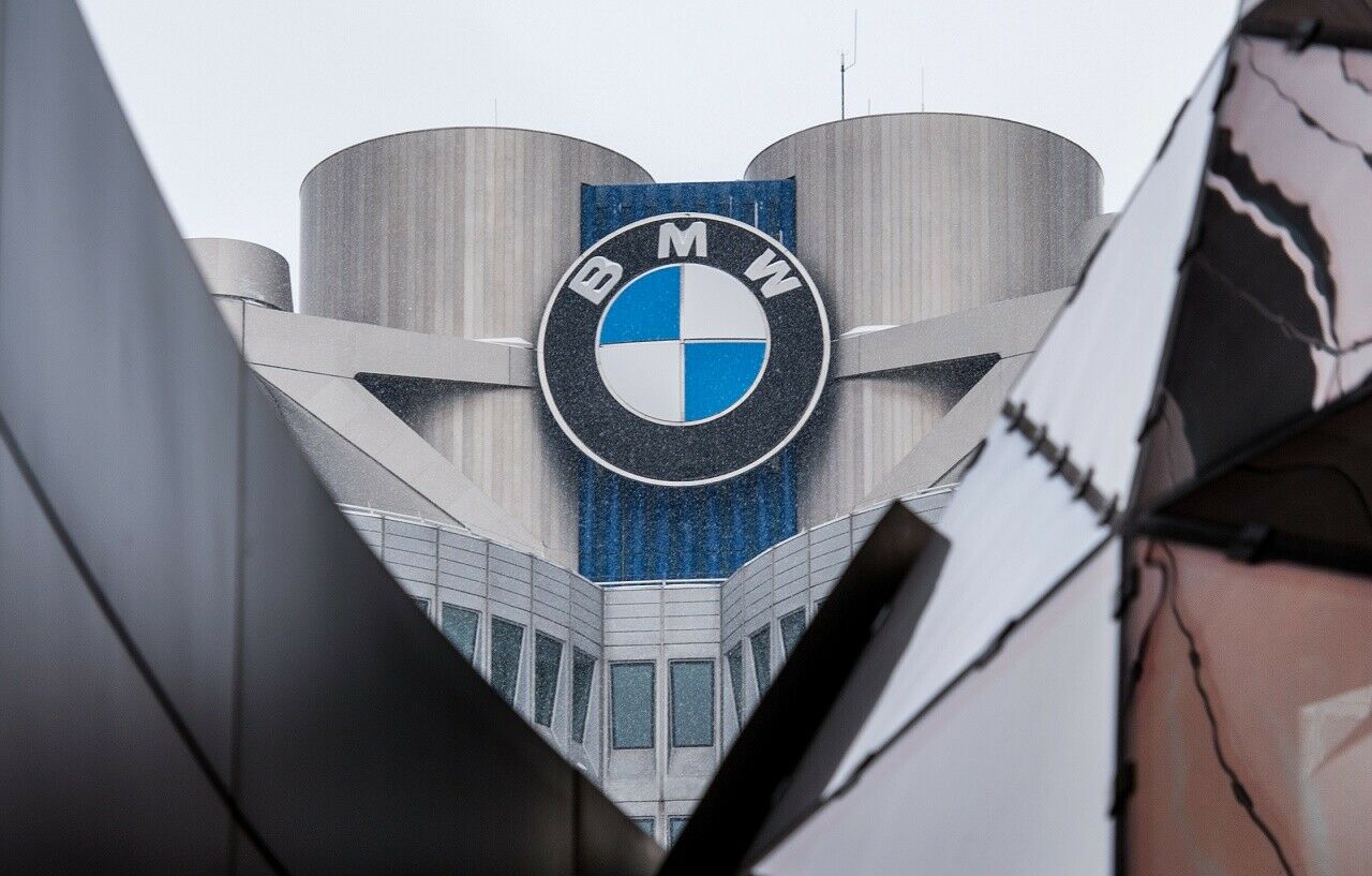 "Bei Milliardeninvestitionen und Modellzyklen von sieben Jahren entscheide ein Autobauer nicht hopplahopp", sagte Thomas Becker, Leiter für Politik und Außenbeziehungen bei BMW. Im Bild: Die Zentrale des Autobauers BMW in München