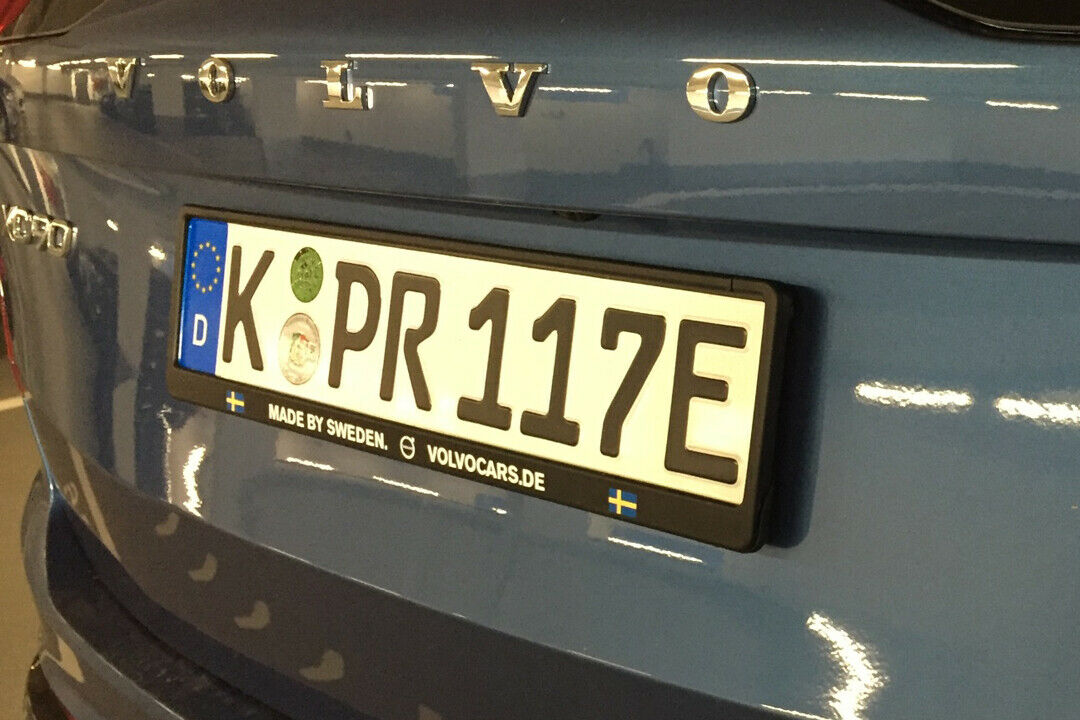 Das seit Oktober angebotene Kennzeichen für elektrisch angetrieben Autos ist an dem nachgezogenen "E" zu erkennen