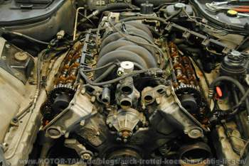 Motor ohne Ventildeckel und Spannvorrichtungen