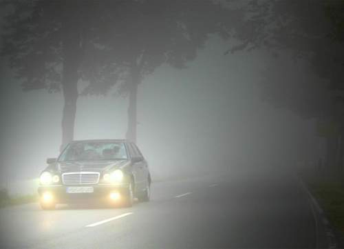 PKW-Scheinwerfer im Nebel, Foto: GTÜ