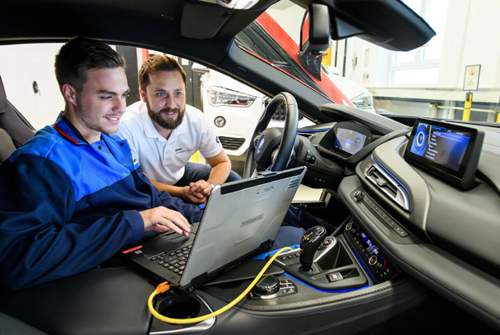Probleme erkennen und diese Lösen zu können, ist für die Arbeit als Kfz-Mechatroniker wichtiger als eine gute Note in Mathematik
