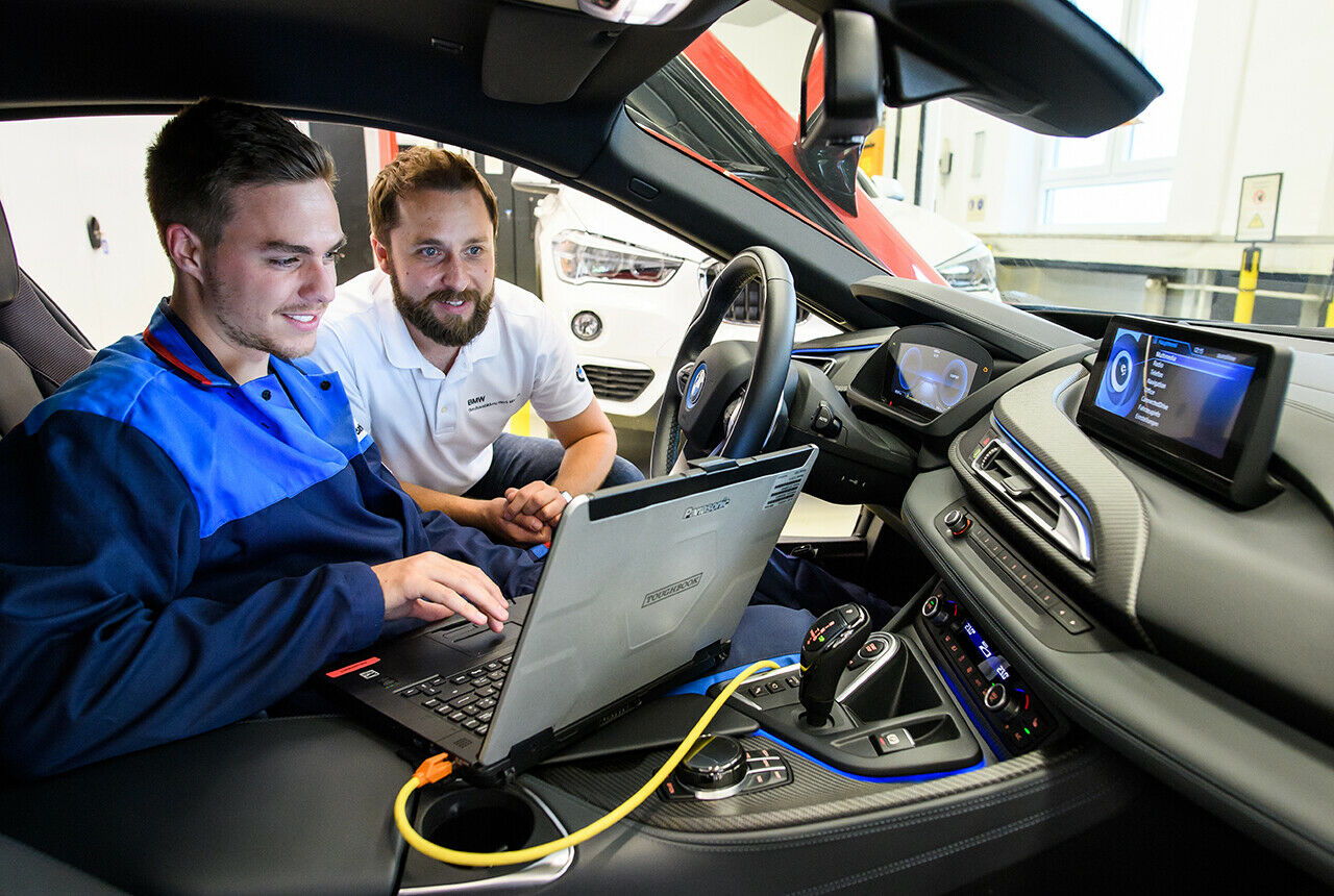 Probleme erkennen und diese Lösen zu können, ist für die Arbeit als Kfz-Mechatroniker wichtiger als eine gute Note in Mathematik