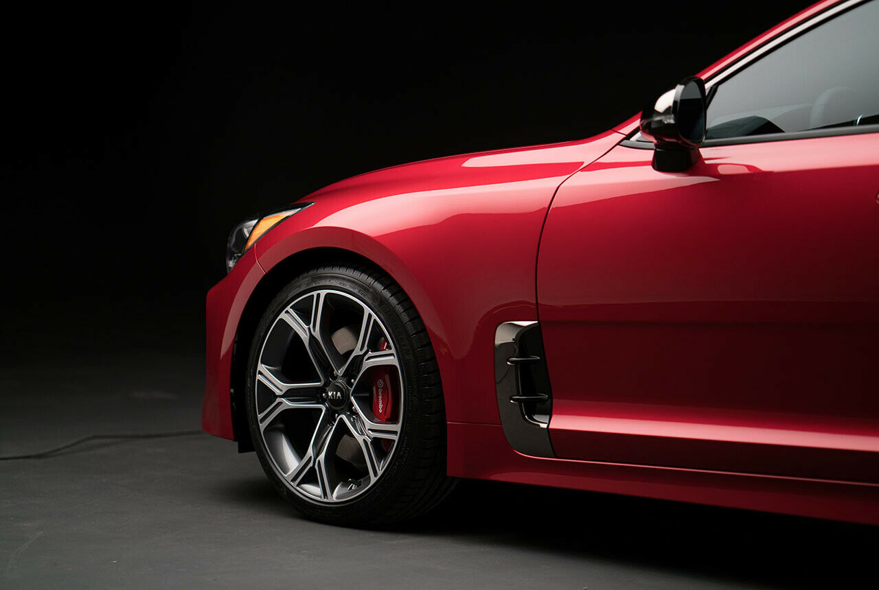 Vorne bremst der Kia Stinger GT mit 350-Millimeter-Scheiben von Brembo und vier Kolben, hinten mit 340 Millimeter und zwei Kolben