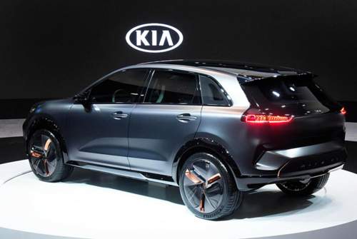 Die Studie des Kia Niro EV orientiert sich optisch am Serienmodell, weicht aber in vielen Details davon ab