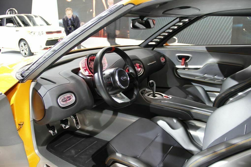 Im Inneren des GT4 Stinger gibt es keinen überflüssigen Schnörkel, nur das Nötigste