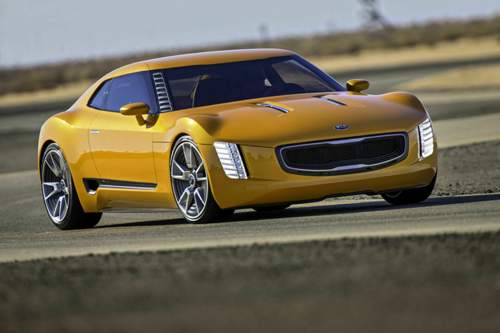 Der Kia GT4 Stinger mit seinen auffälligen LED-Scheinwerfern