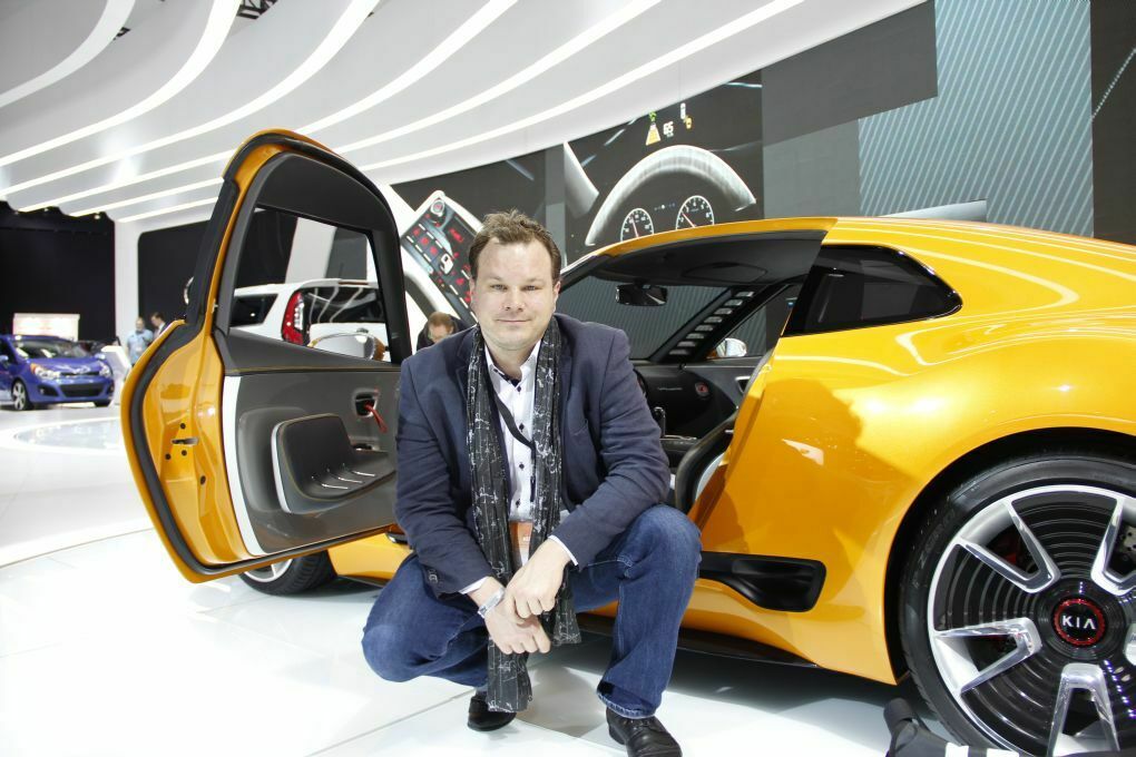 MT-Redakteur Björn Tolksdorf neben der Studie Kia GT4 Stinger. Reinsetzen durfte er sich nicht