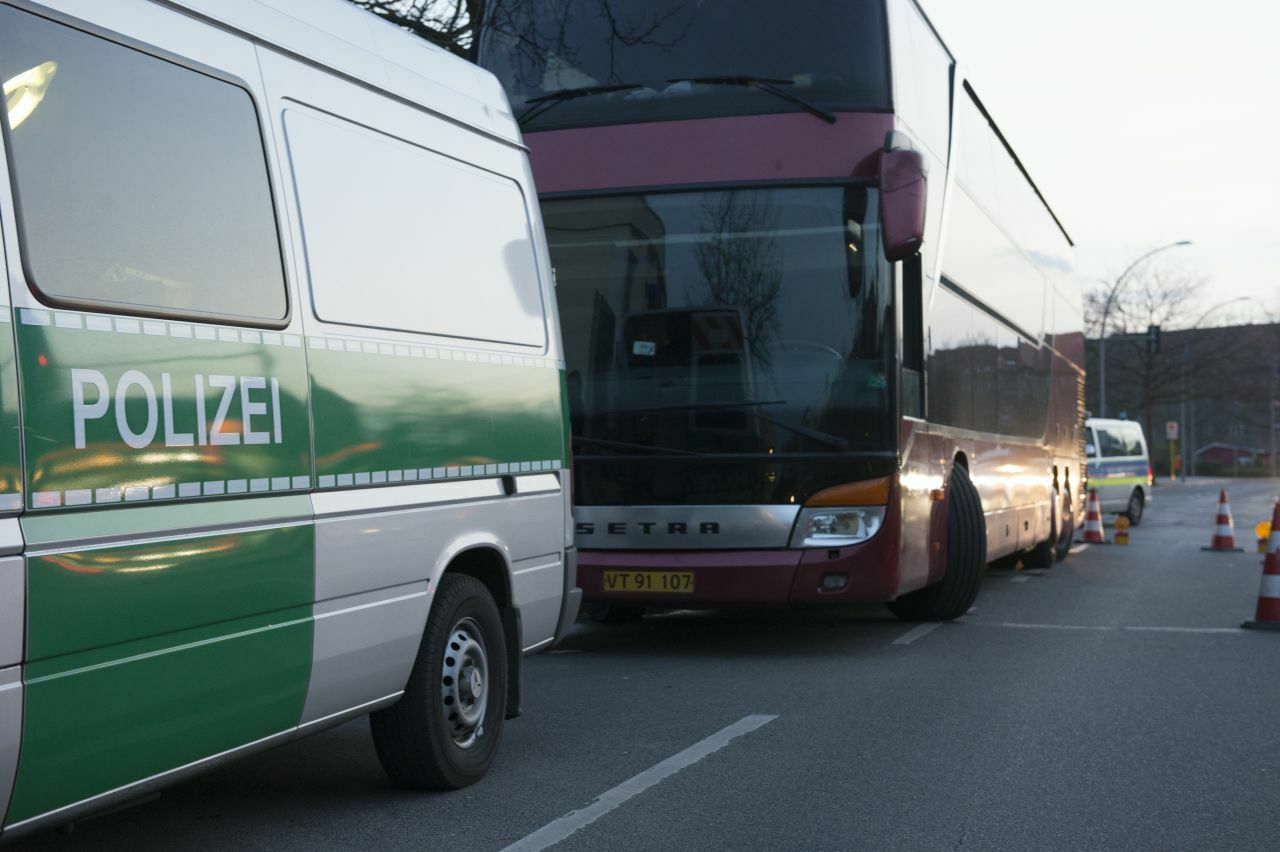 In Berlin zog die Polizei einen Reisebus mit sehr hoher Laufleistung und schweren Mängeln aus dem Verkehr. An Bord waren mehr als 60 Jugendliche