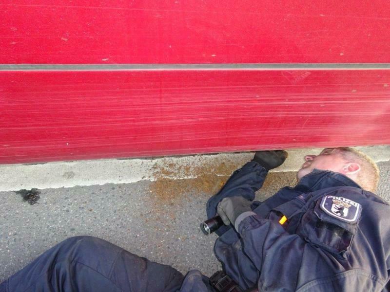 Die Polizei Berlin untersucht den sichergestellten Reisebus aus Dänemark
