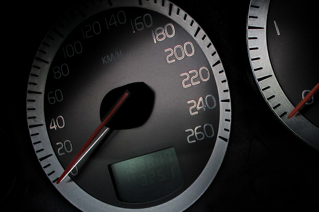 Nach einem Werkstattaufenthalt sollte der Fahrzeughalter den Tachostand des Autos mit dem Wert auf der Rechnung vergleichen