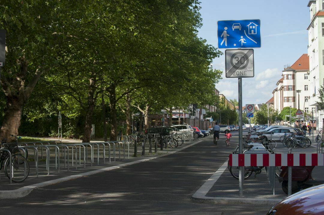 Die Gudvanger Straße in Prenzlauer Berg: Einmal in der Woche dürfen hier keine Autos fahren oder parken, der Test "temporäre Spielstraße" läuft sechs Monate