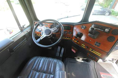 Das Cockpit mit Echtholz-Armatur ist übersichtlich