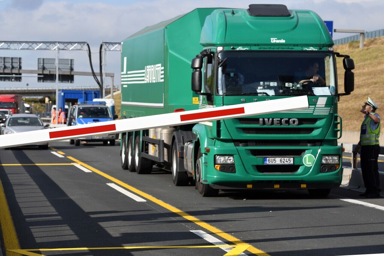 Seit 2014 sollen solche Sperranlagen verhindern, dass Lkw die Brücke weiter beschädigen