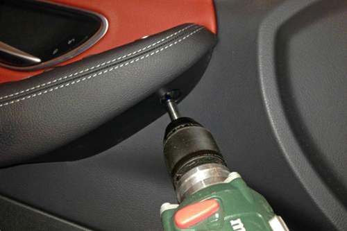 Schraube-unter-dem-handgriff-tuer-vl-w205