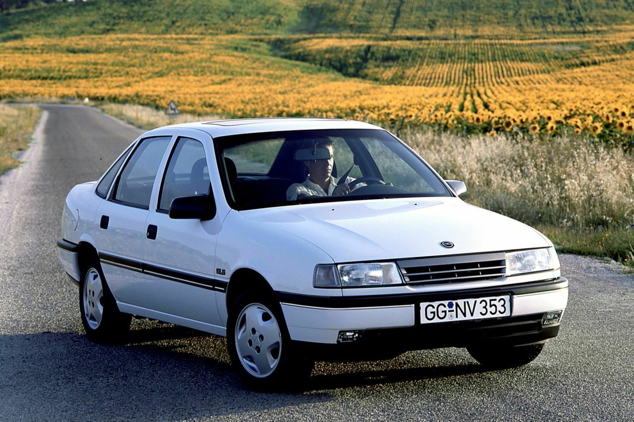 1988 startete der Opel Vectra als viertürige Limousine