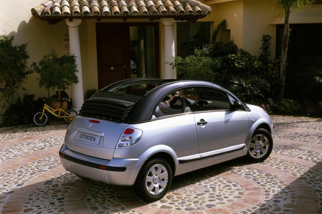 Mit offenem Faltdach bot der Citroën viel Frischluft. Die Heckscheibe konnte entriegelt und samt Dach verstaut werden.