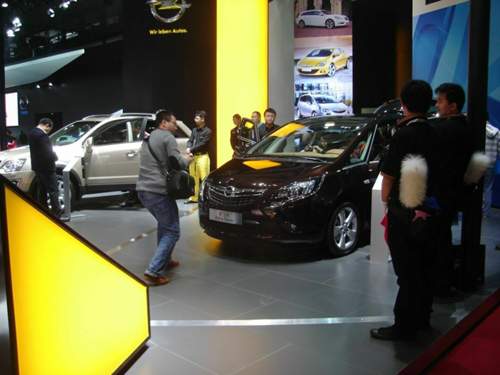 Opel in Shanghai: Auf dem Stand stehen vier Fahrzeuge. Eine Schautafel stellt außerdem die 150-jährige Firmengeschichte dar.