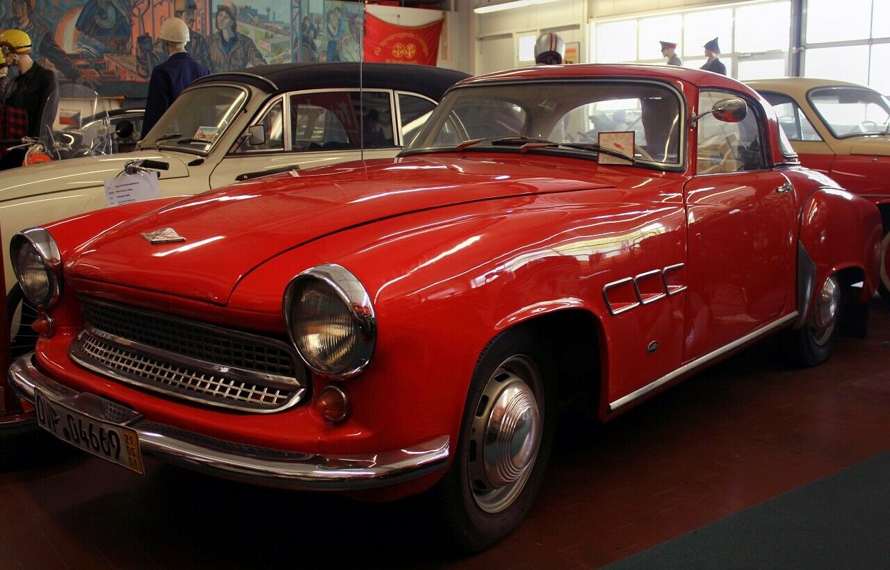 Das Museum im südbrandenburgischen Calau zeigt etwa 80 Pkw und 120 Zweiräder.