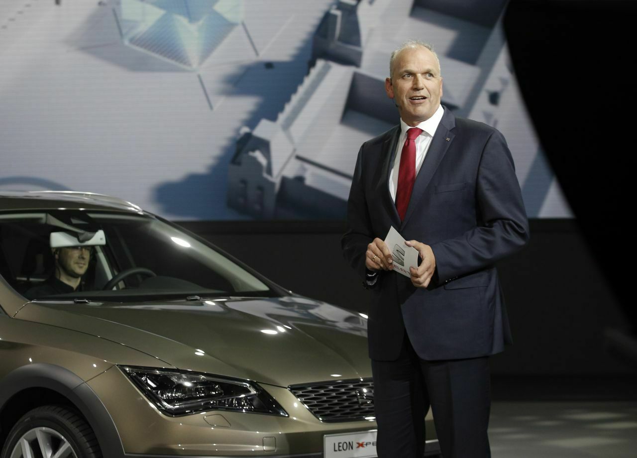 Seat-CEO Jürgen Stackmann bei der Präsentation des Leon Xperience: Künftig soll seine Marke im Gelände mehr bieten