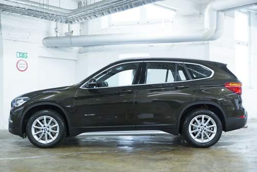 Zwischen den Achsen liegen beim BMW X1 2,67 Meter, die Gesamtlänge beträgt 4,44 Meter