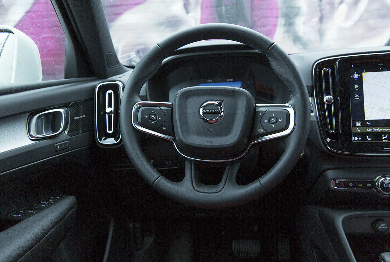 Arbeitsplatz im Volvo XC40: Das Lenkgefühl im XC40 ist eher leichtgängig und auf Komfort ausgelegt