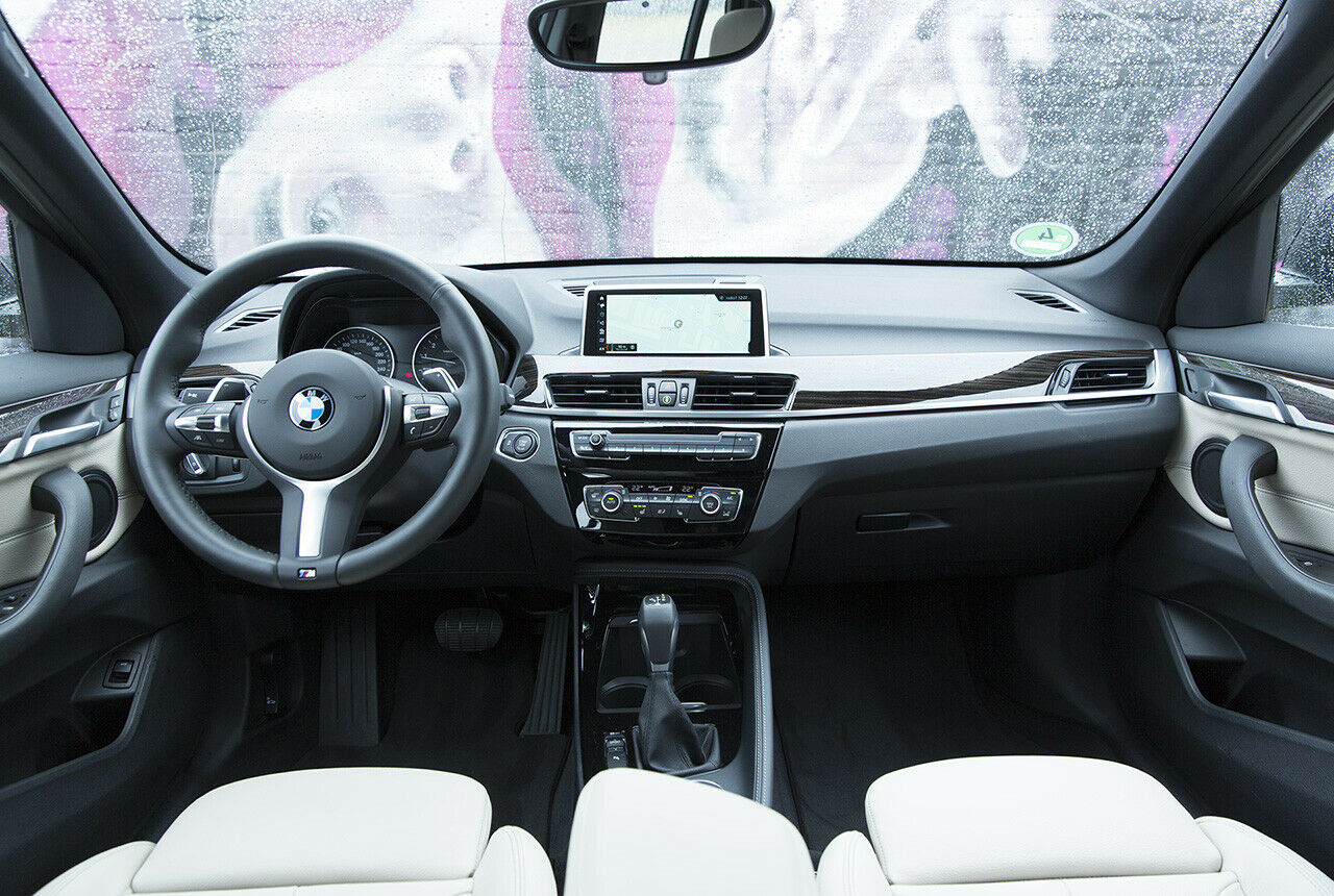 Nicht mehr ganz jung und mit leichten Verarbeitungsschwächen im Detail: BMW X1 im Innenraum