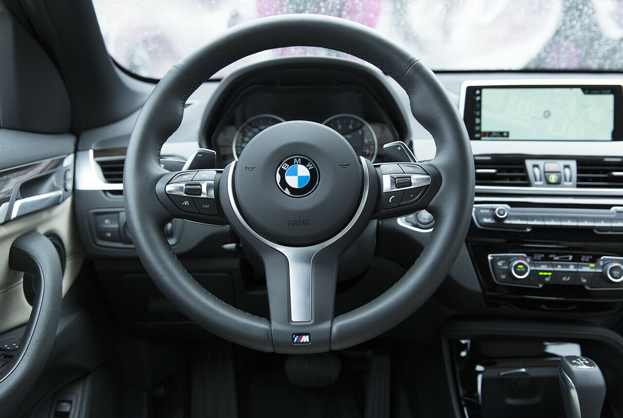 Der dicke Lenkradkranz im BMW X1 vermittelt Sportlichkeit