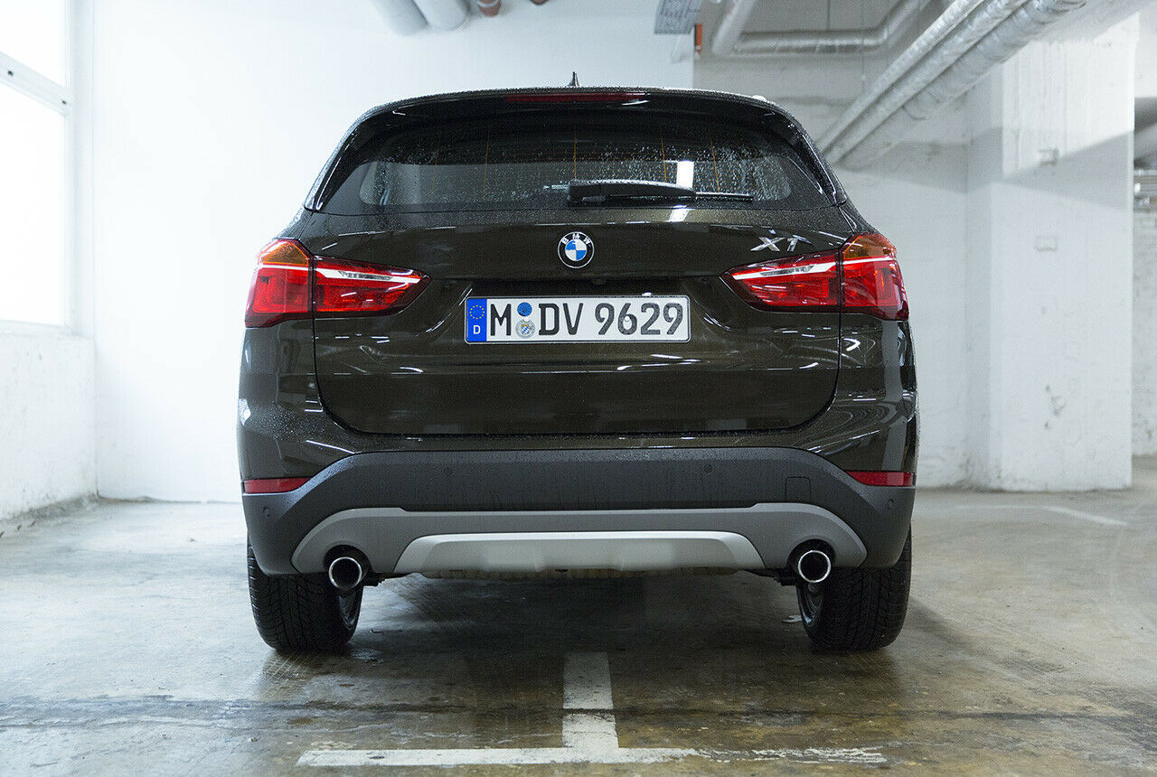 Der Unterfahrschutz am Heck ist eher Zierde, Gelände werden die wenigstens BMW X1 sehen