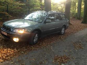 Der Subaru 2,5 Outback mit LPG passt auch in den Wald