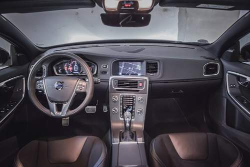 Einge blaue Nähte und Carbondekor machen kein Sportwagencockpit aus dem V60-Innenraum