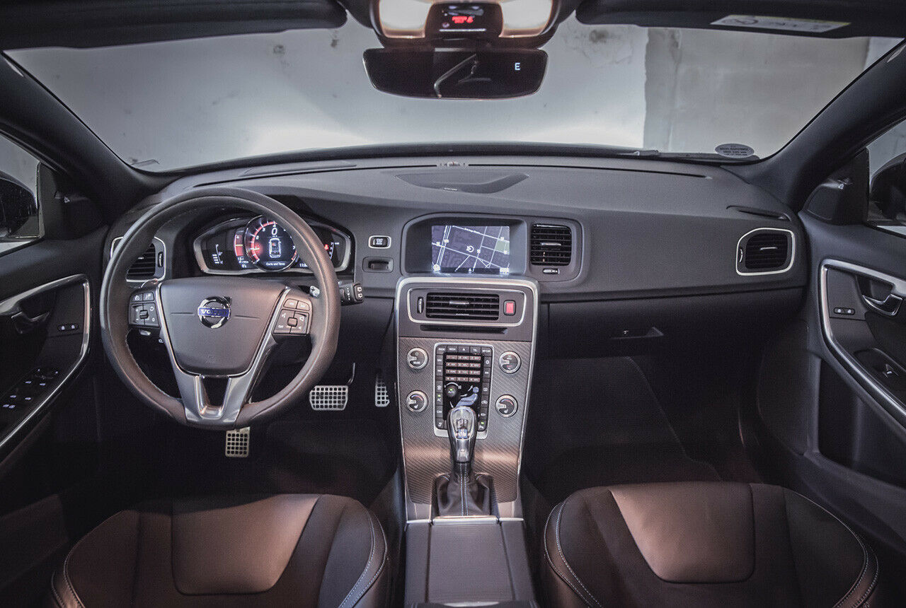 Einge blaue Nähte und Carbondekor machen kein Sportwagencockpit aus dem V60-Innenraum