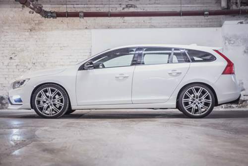 Das Fahrwerk des V60 hat Polestar komplett überarbeitet, dadurch liegt der Kombi ein gutes Stück tiefer