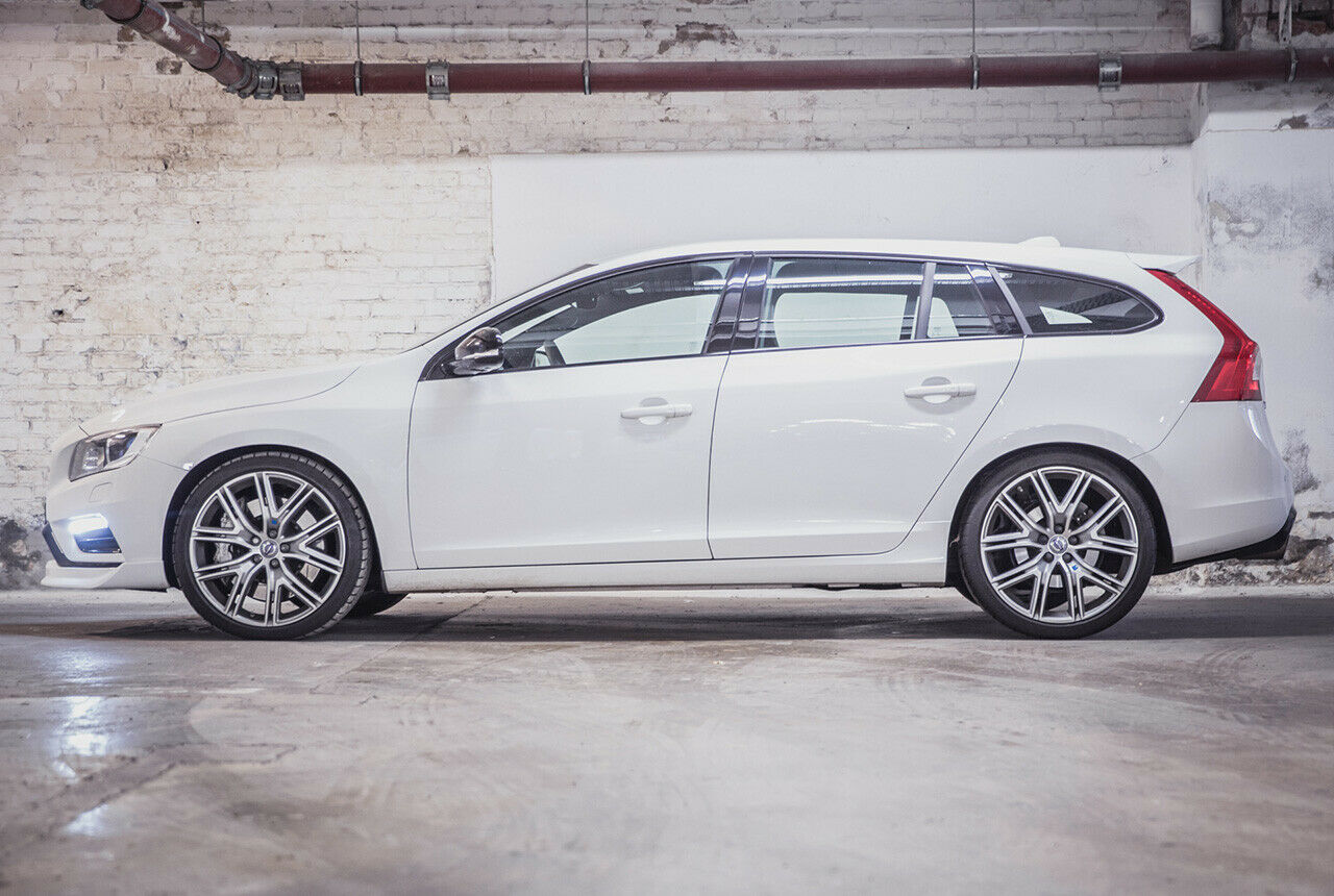 Das Fahrwerk des V60 hat Polestar komplett überarbeitet, dadurch liegt der Kombi ein gutes Stück tiefer