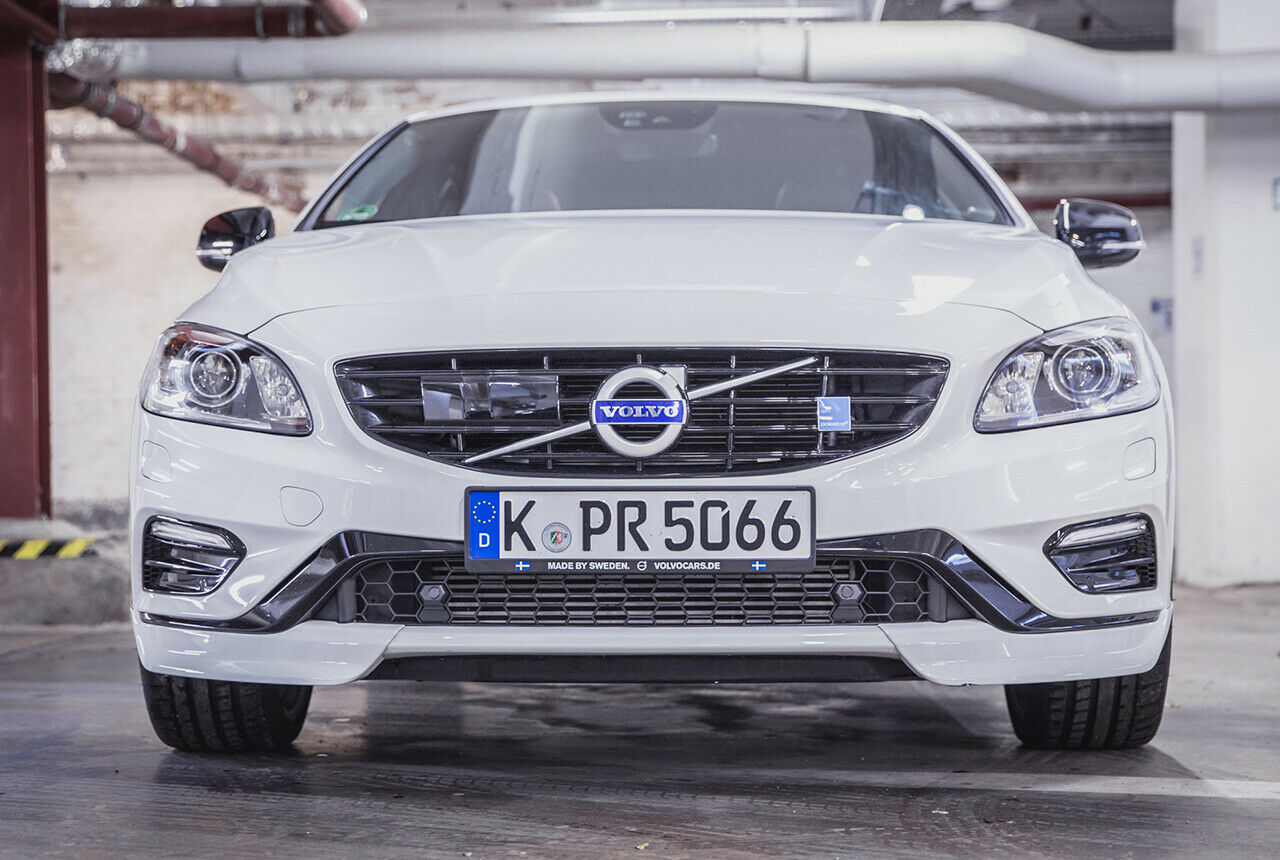 Das kleine blaue Rechteck am Kühlergrill verrät den sportlichsten Volvo V60, die Anbauteile an der Frontlippe erkennen nur Experten