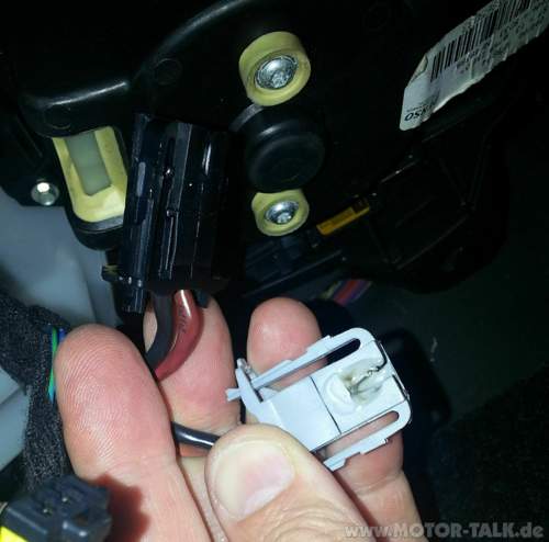 Der verschmorte Stecker seitlich