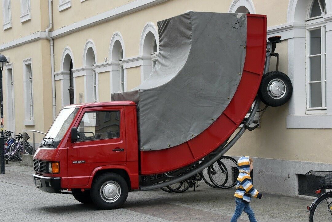 Die Installation des Künstlers Erwin Wurm wurde von vermeintlich ignoranten Ordnungsbeamten mit einem Knöllchen versehen