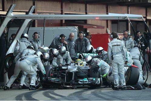 kobayashi-faehrt-absolute-bestzeit-formel-1-test-barcelona-24-2-2012-nico-rosberg-mercedes-gp-f498x333-f4f4f2-c-b64fe730-572865