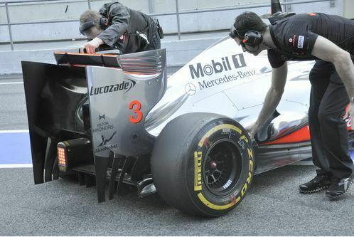 kobayashi-faehrt-absolute-bestzeit-formel-1-test-barcelona-24-2-2012-jenson-button-mclaren-f498x333-f4f4f2-c-7f63070b-572802