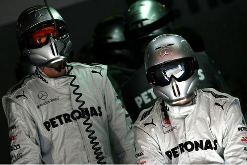 kobayashi-faehrt-absolute-bestzeit-formel-1-test-barcelona-24-2-2012-mechaniker-mercedes-gp-f498x333-f4f4f2-c-4bf4a1d3-572867