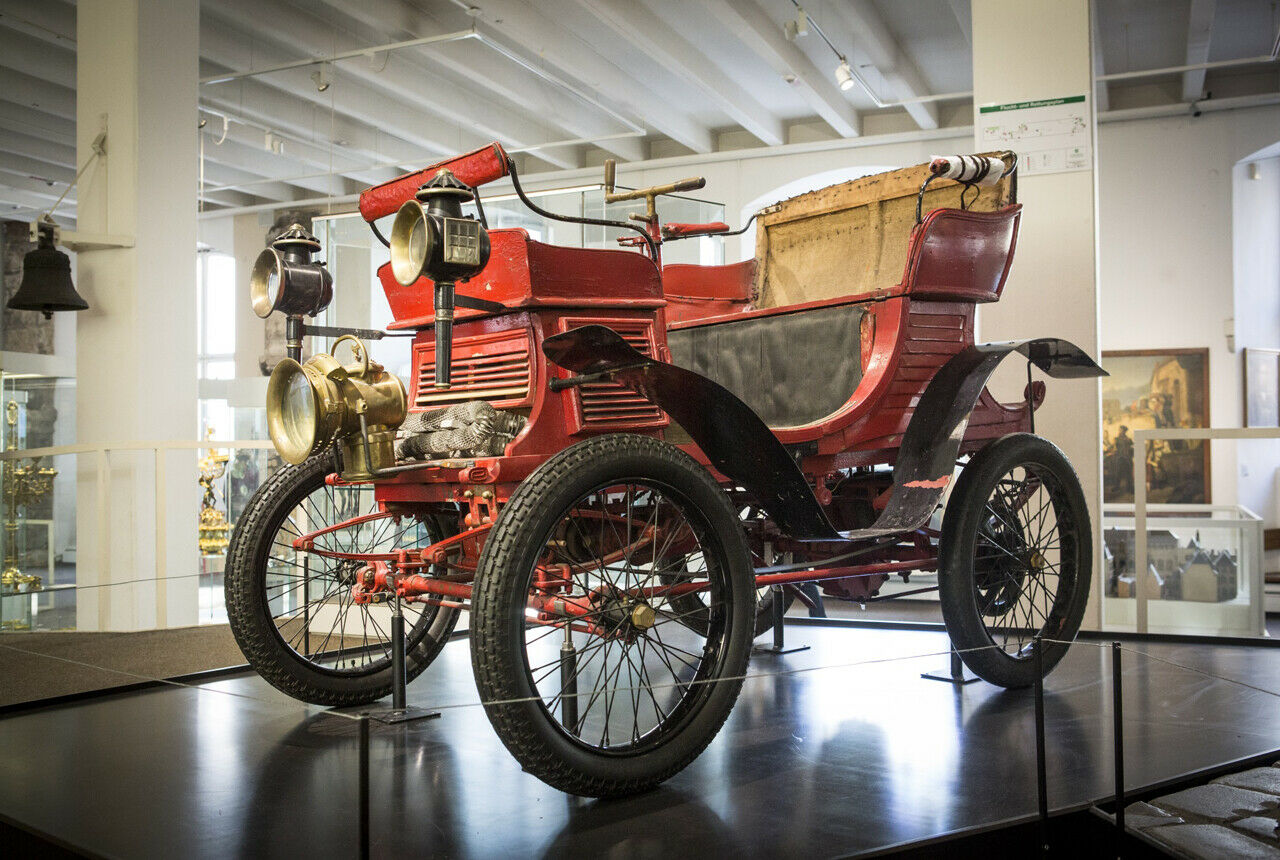 Der Vis-à-Vis-Motorwagen Typ A (gegenüberliegen Sitze) wurde 1901 in Köln hergestellt