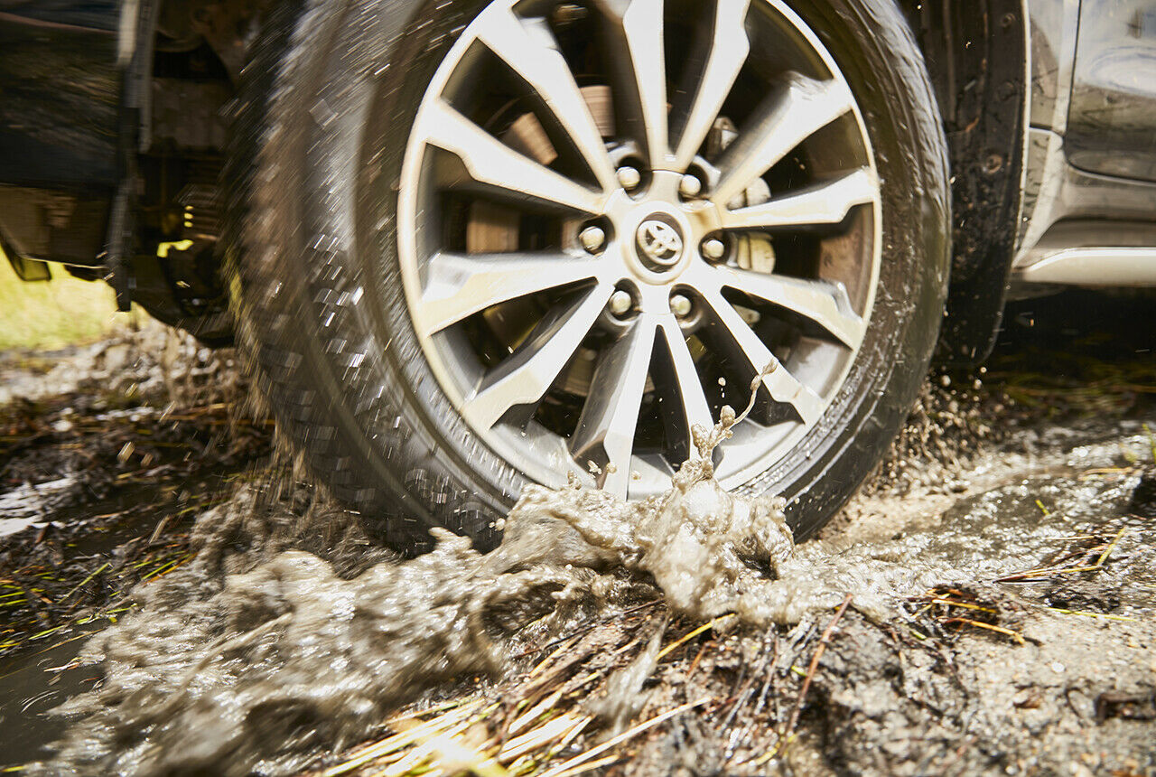 Nur eine müde Pfütze - der Land Cruiser kann durch 70 Zentimeter tiefes Wasser waten