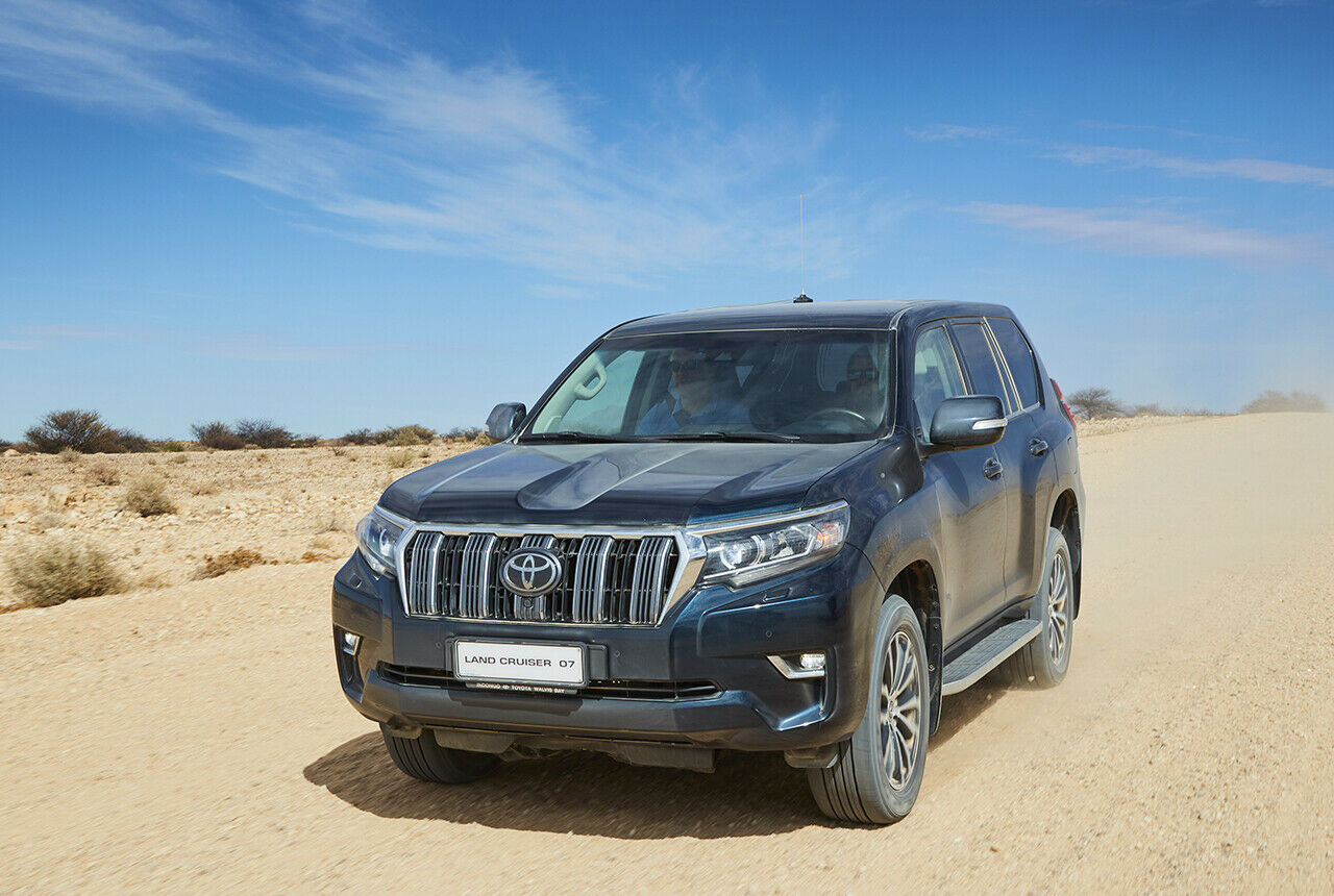 Zum Facelift des Land Cruiser änderte Toyota die Front ein wenig, auffälligstes Merkmal ist die Mulde in der Motorhaube
